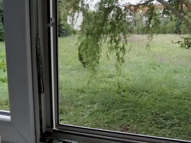 Isso fix, falcba szerelt szúnyogháló