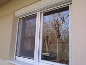 osztott redőny, fehér színű műanyag ablakon