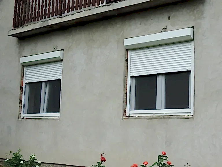 műanyag ablak redőnnyel