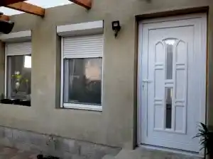 műanyag bejárati ajtó ablakkal