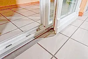 fehér színű toló bukó erkélyajtó nyitva van