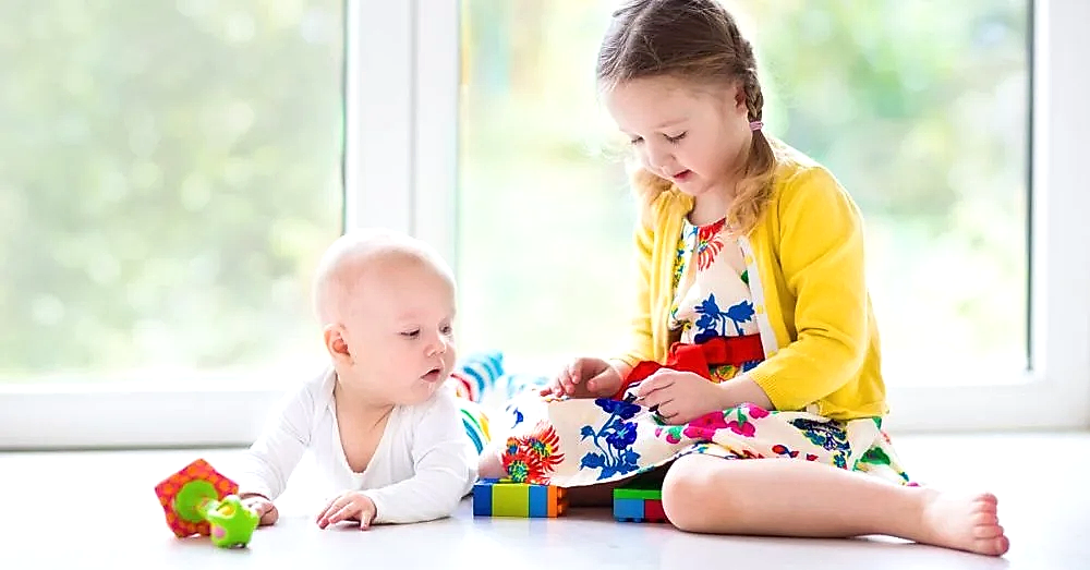 gyerekek játszanak a fehér színű ablak előtt
