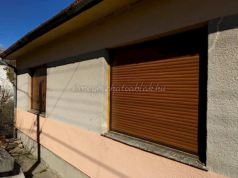 Aluminium-aranytolgy-szinu-redony-–-maxi-redony-helyere